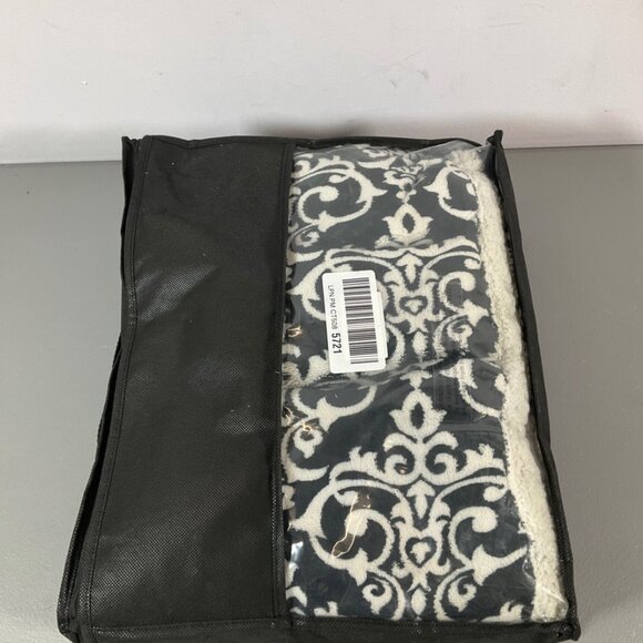 Lavish Home Reversible Fleece Blanket - 50-Inch x 60-Inch Machine-Washable Sherp - Picture 4 of 7